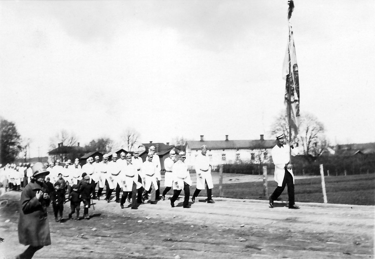Kaarinan VPK marssilla vuosijuhlaan vuonna 1906