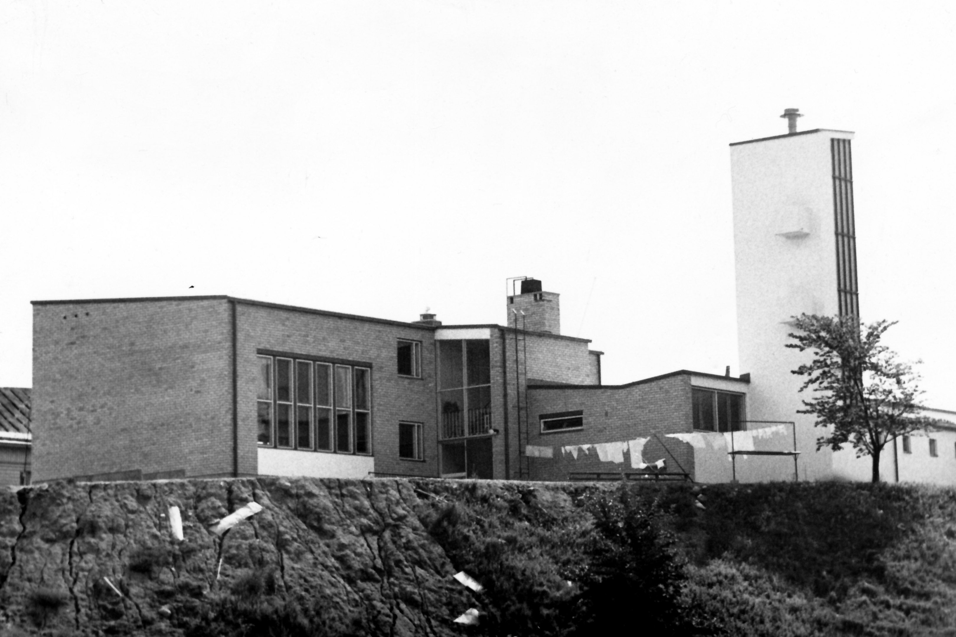 Paloasemarakennus kuvattuna takapihan suunnalta vuonna 1960