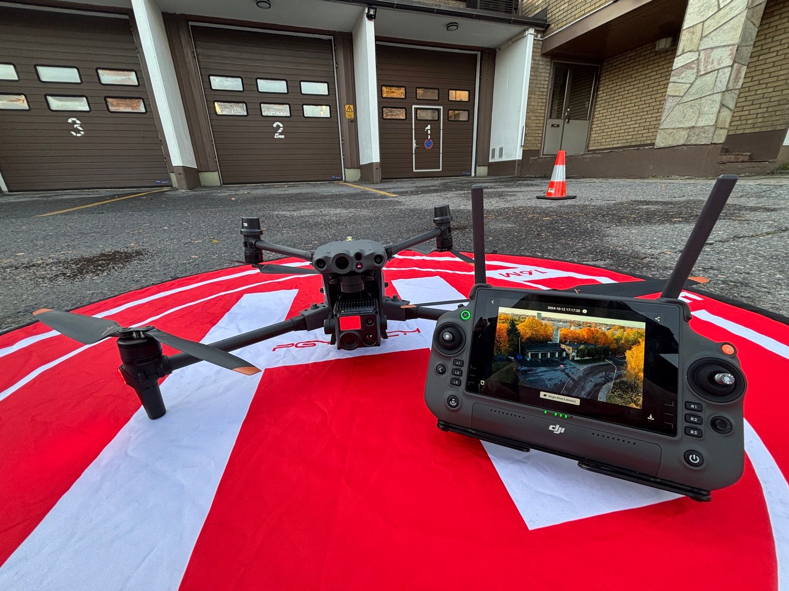 Drone ja ohjain lentopaikalla